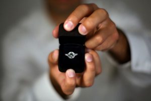 דרך המידה, סוג הזהב ואפילו היהלום: המדריך המלא לבחירת טבעת אירוסין