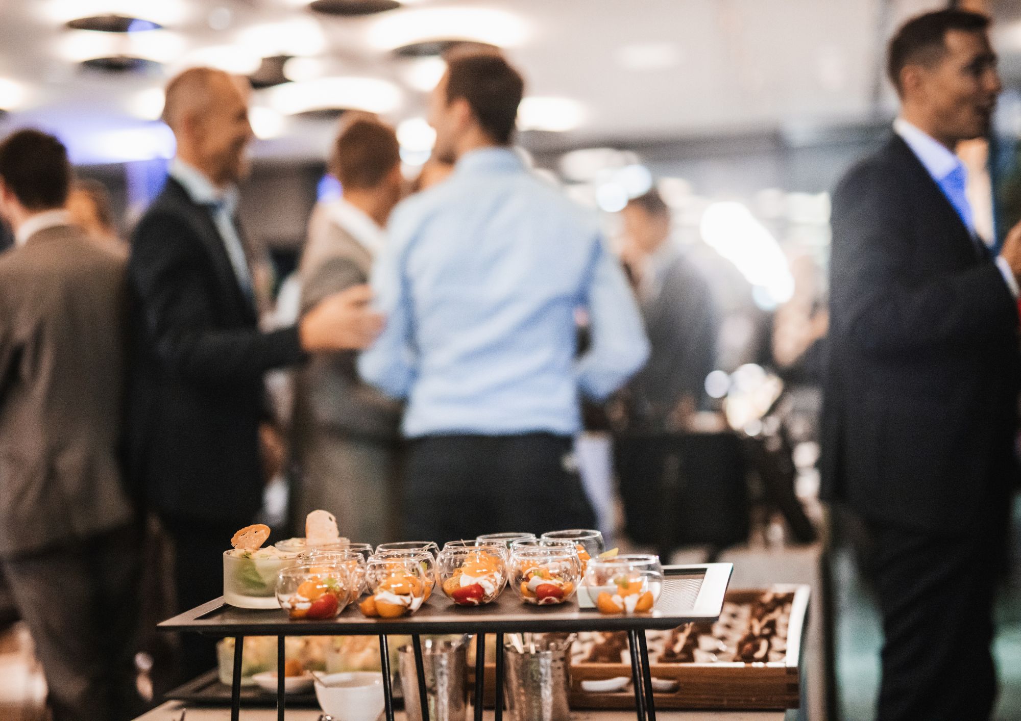 איך מארגנים אירוע השקה מוצלח: כל השלבים מהתכנון ועד הביצוע